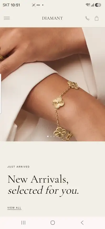 주얼리 쇼핑몰을 넘겨 보는 휴대폰 화면